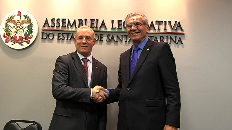 Aldo Schneider (E) e Silvio Dreveck anunciam acordo para compartilhamento da Presidência da Alesc no biênio 2017-2018 FOTO: Miriam Zomer/Agência AL