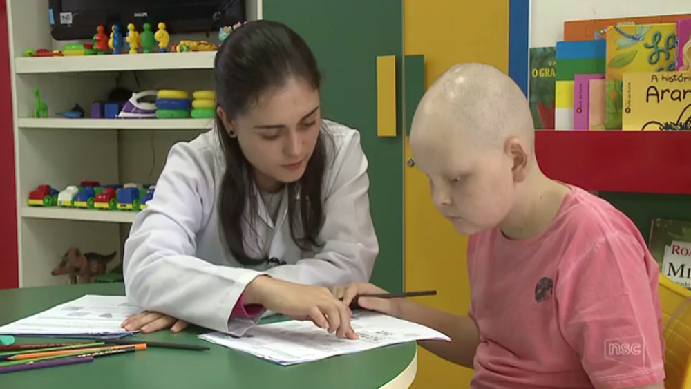 Bruno faz as tarefas da escola o hospital, com a ajuda de uma psicopedagoga (Foto: Reprodução/NSC TV)